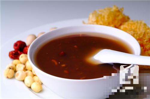 银耳莲子百开黑枣枸杞汤的功能是甚么？
