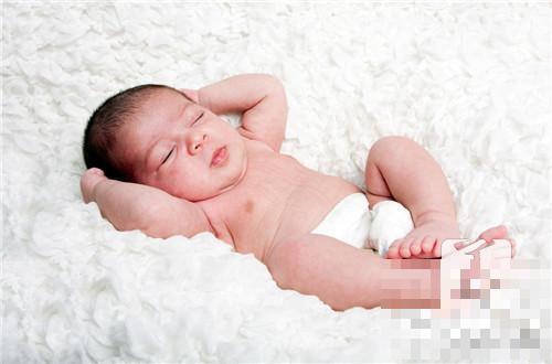 宝宝肚脐眼疝气会有什么症状？