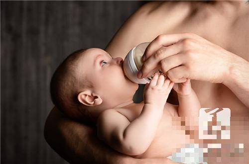宝宝多少个月用吸管奶瓶