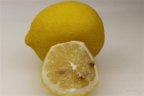 柠檬是美白养颜小能手，但喝柠檬水别犯这3个错