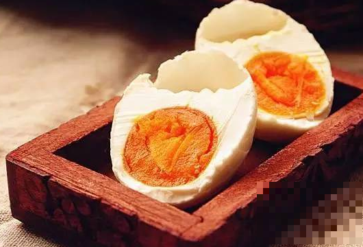 怎么腌制咸鸭蛋出油多 咸鸭蛋出油的腌制方法教程