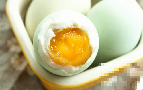 怎么腌制咸鸭蛋出油多 咸鸭蛋出油的腌制方法教程