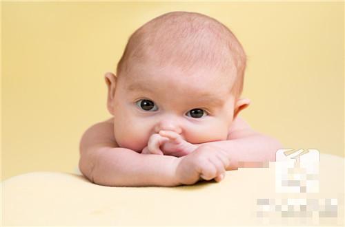 三个月宝宝吐口水泡泡正常吗？