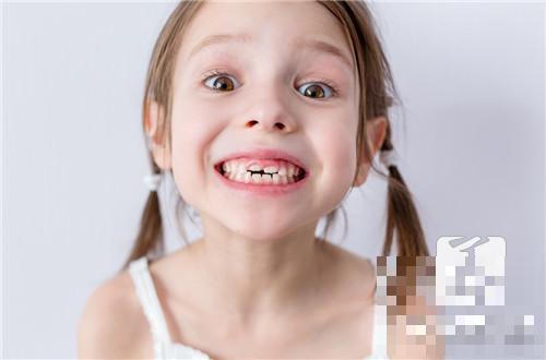 小孩的牙齿没掉里面有长了怎么办？