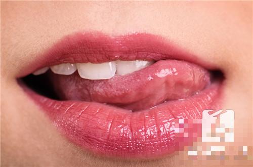 嘴唇发黏是什么原因呢