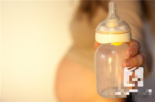 宝宝几个月用吸管奶瓶