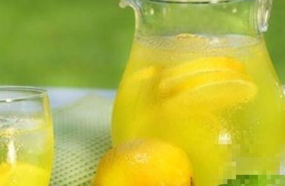 饮柠檬汁有什么好处 喝柠檬汁的功效与作用