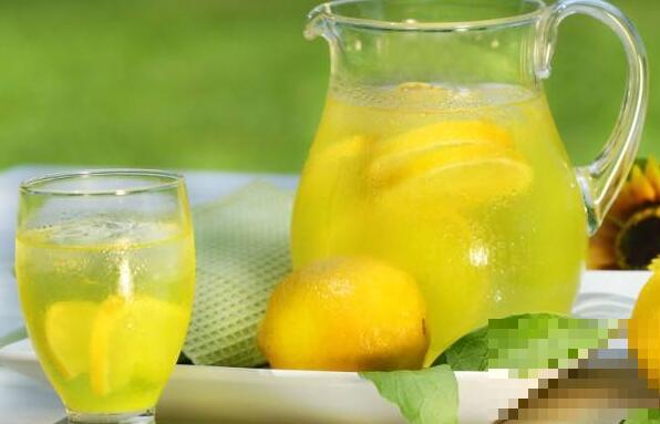 柠檬水的作用有哪些 喝柠檬水的好处介绍
