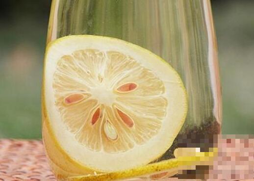 干柠檬片泡水发苦怎么处理 柠檬干泡水的禁忌